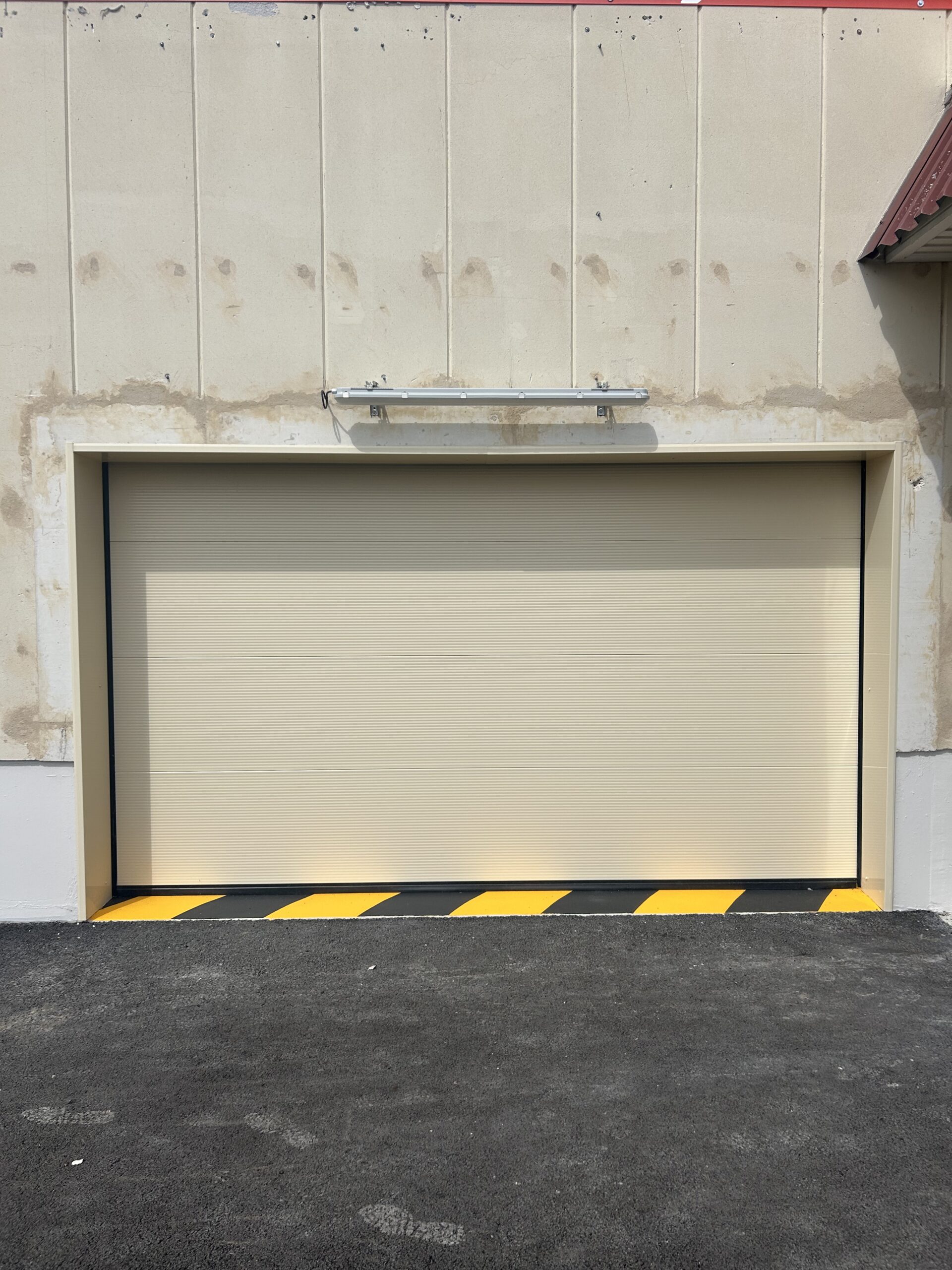 Porte sectionnelle industrielle installée en Hauts-de-Seine (92)